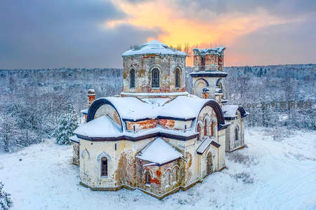 雪覆古寺，霞光映照荒芜之美