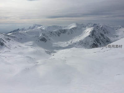 连绵雪山，云雾缭绕峰峦如画