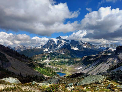 雪山峡谷与碧蓝湖泊的壮丽全景