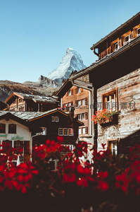 雪山下的阿尔卑斯小镇风光