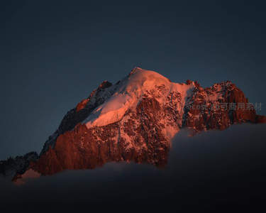 日照金山：雪山峰顶染上霞光
