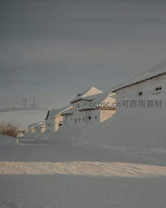 雪掩村落静谧如童话世界