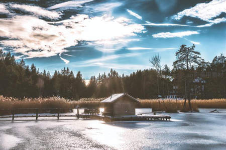 湖上小屋倒影如梦似幻