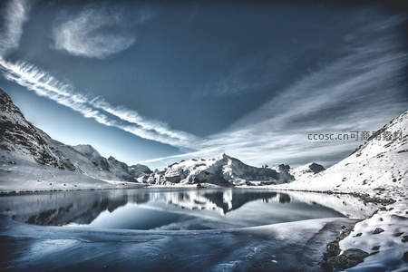 冰湖倒影雪山苍穹壮阔