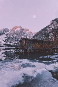 月下湖畔木屋，冰面倒影如画