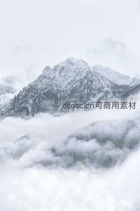 云海之上雪山峰顶若隐若现