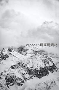 黑白雪山云雾缭绕如水墨画