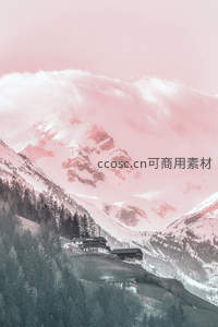 粉雾笼罩山谷小屋静谧安详