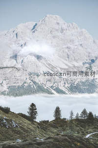 云海之上的巍峨雪山峰顶