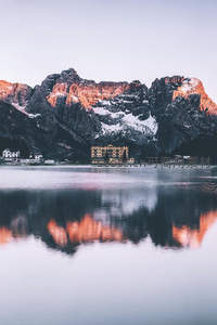 湖畔酒店与雪山的黄昏画卷