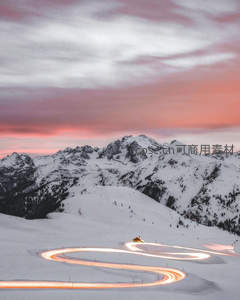 雪域盘山路的光轨奇景