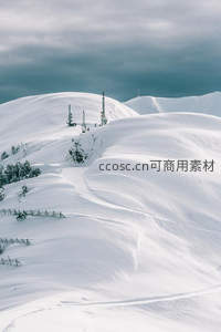 雪覆山峦通信塔矗立云端