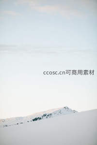 极简雪原远山轮廓如画