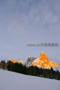 暮色中雪峰披上金甲