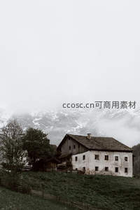 雾锁古屋山峦隐现如梦