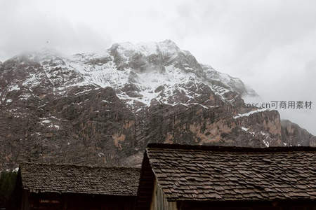 石屋仰望雪覆嶙峋山岩