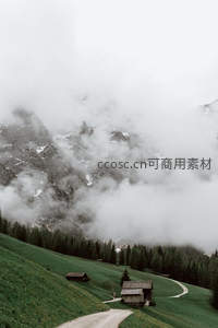 云雾缭绕山间小屋静谧如画