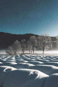 星空下雪原波纹如梦似幻