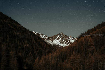 星夜山谷雪峰林海壮丽