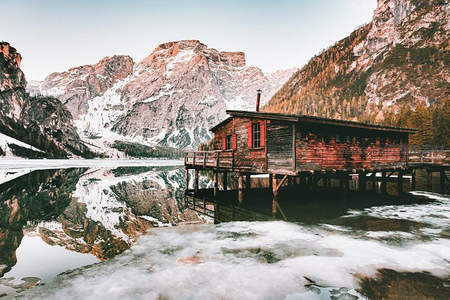 湖畔木屋倒影雪山如画