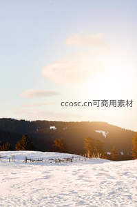 雪山牧场斜阳，木栅栏影悠长