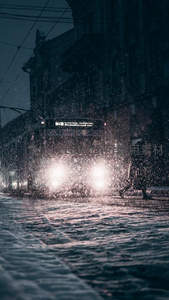 夜雪城市街角，车灯划破寒寂