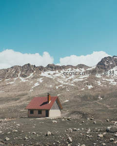 孤屋立雪山，红顶映蓝天白云