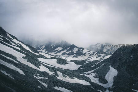 云雾缭绕的雪山峡谷壮丽景观