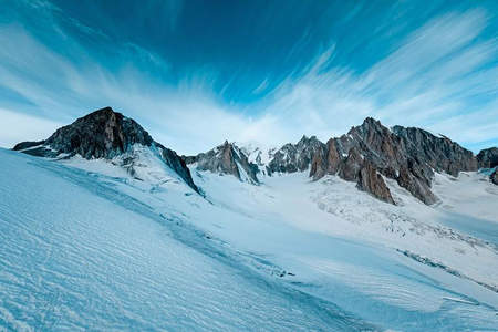 雪域冰川壮丽山峰与流云