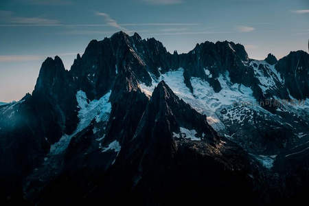 暮色苍茫险峻山峦剪影