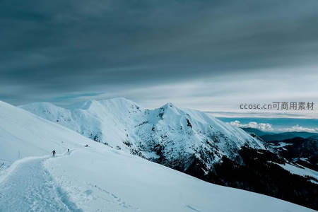雪原徒步者远眺群山连绵