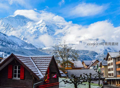 冬日雪景中的童话木屋