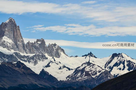 冰峰耸立云海间，雄伟山峦直插苍穹