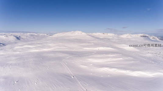 雪山之巅滑雪轨迹