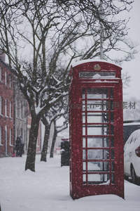 红电话亭伫立雪中，英伦风情浪漫依旧