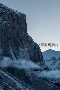 云雾缭绕的雪岩峭壁