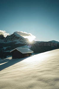 阳光穿透云层洒向雪屋