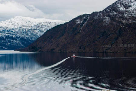 峡湾行舟，雪岭倒影如画