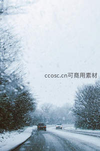 雪中行车，两车在林间公路缓缓前行
