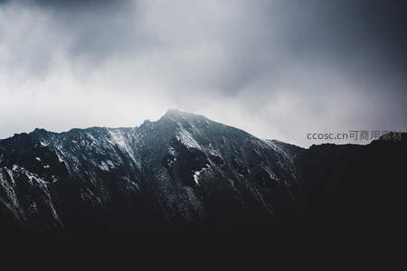 乌云笼罩雪山之巅，苍茫雄浑气势磅礴