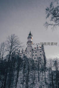 白雪城堡耸立山巅，童话梦境触手可及