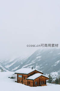 雾中木屋孤寂伫立雪山前