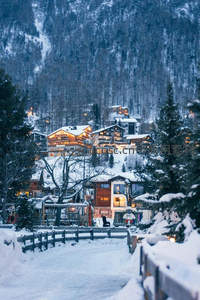 雪夜山间小镇灯火温暖如画