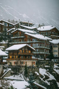 阿尔卑斯山麓雪覆木屋群落