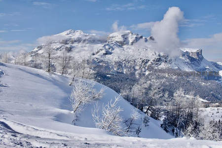 云绕雪峰山野苍茫如仙境