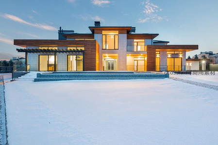 现代豪宅雪夜灯火通明