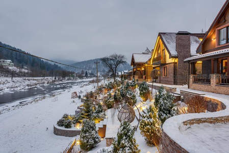 河畔小镇雪夜灯火阑珊