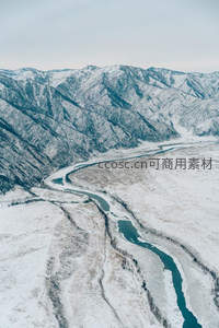 雪覆群山蜿蜒河谷航拍图