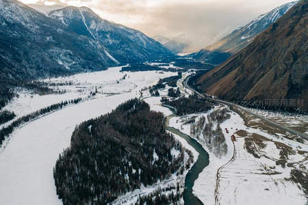 雪谷森林公路蜿蜒如画