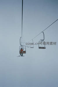 缆车上的滑雪者雾中前行